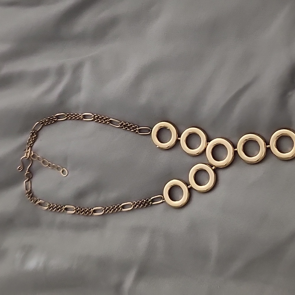 Elegant Gold Circle Pendant Necklace - Picture 4 of 4